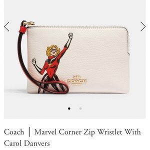 💥 Coach | Marvel Corner Zip Wristlet